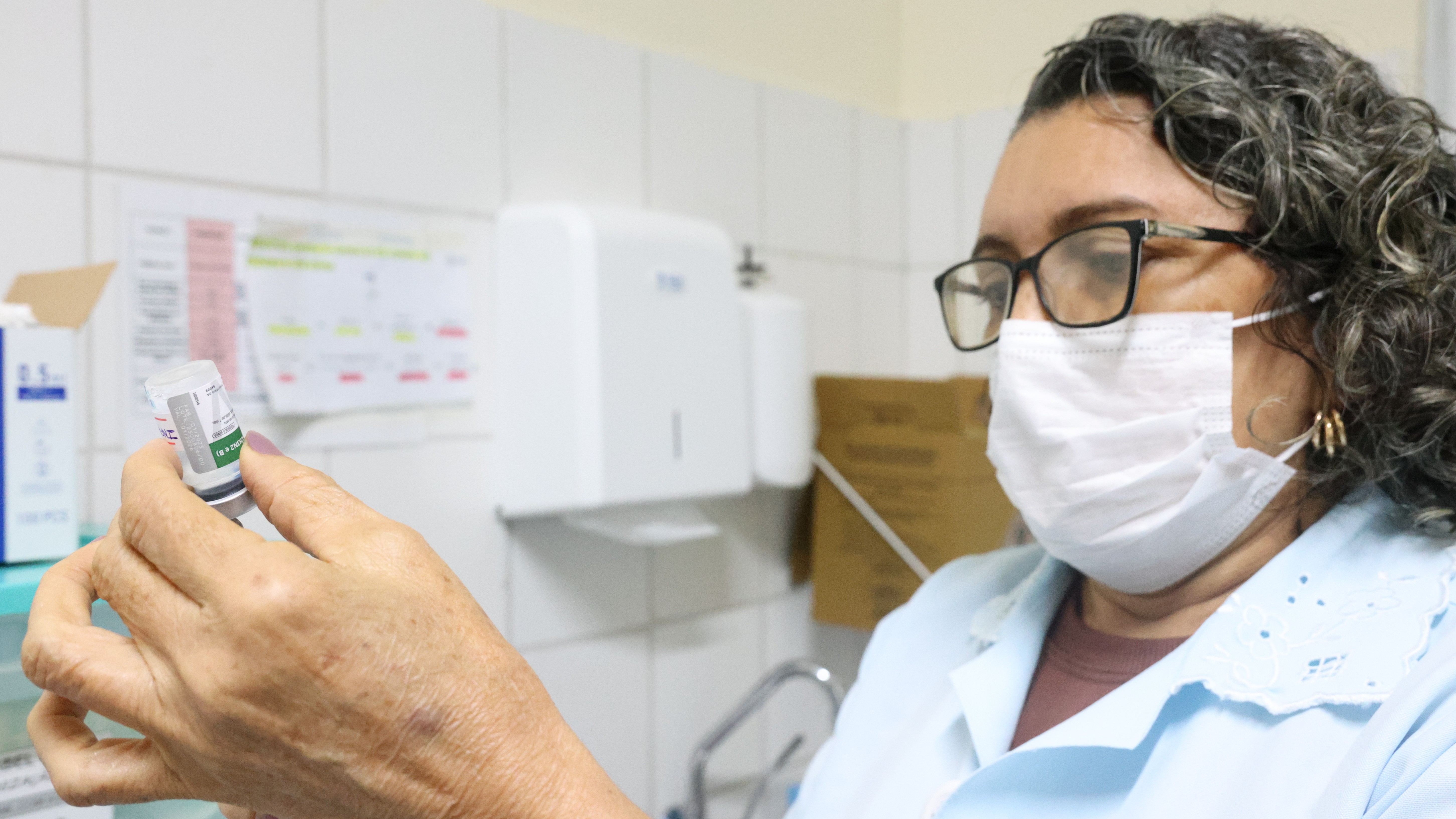 enfermeira preparando uma seringa de vacina